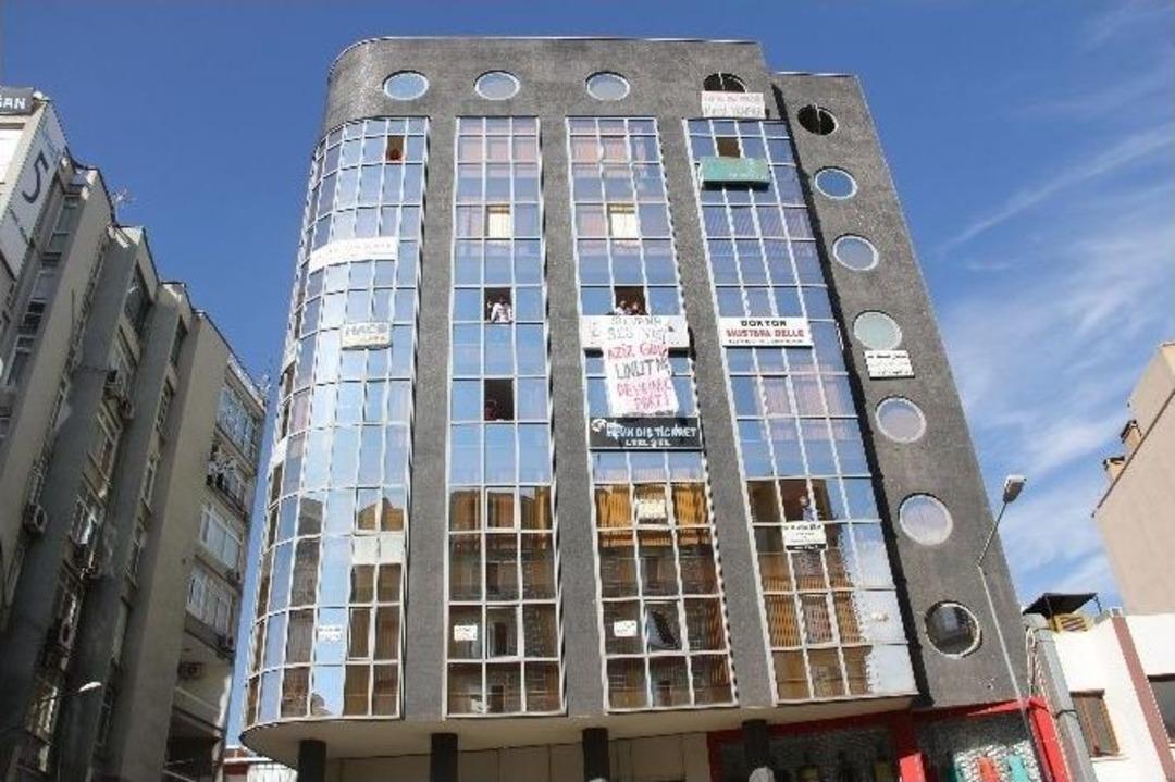 Mersin&rsquo;de Eylemciler Bir Haber Ajansının B&uuml;rosunu İşgal Etti