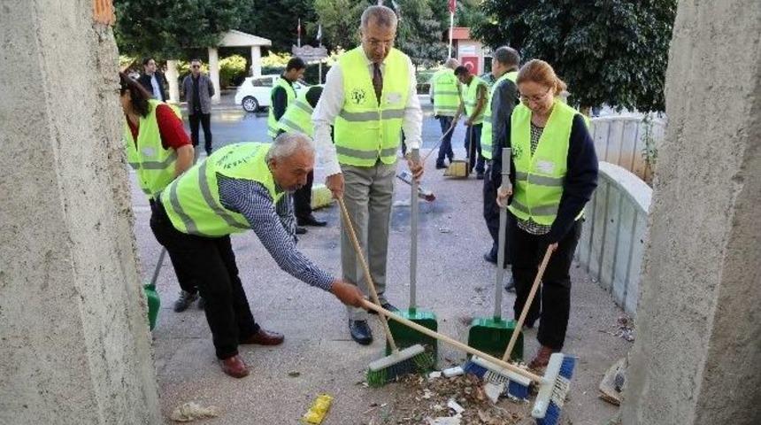 Mezitli&rsquo;de &lsquo;s&uuml;p&uuml;rgeni Al Kapının &Ouml;n&uuml;n&uuml; S&uuml;p&uuml;r&rsquo; &Ccedil;alışması