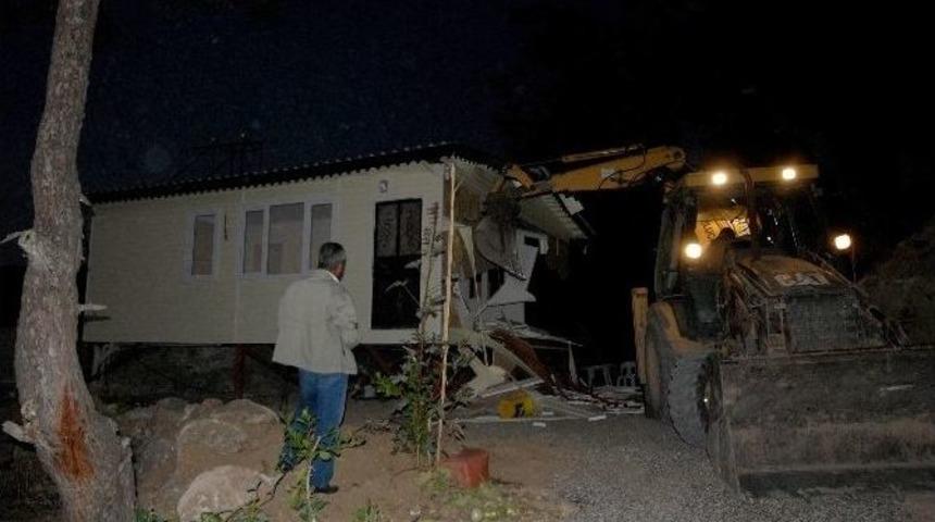 Kumluca&rsquo;da Ka&ccedil;ak Yapıya Yıkım