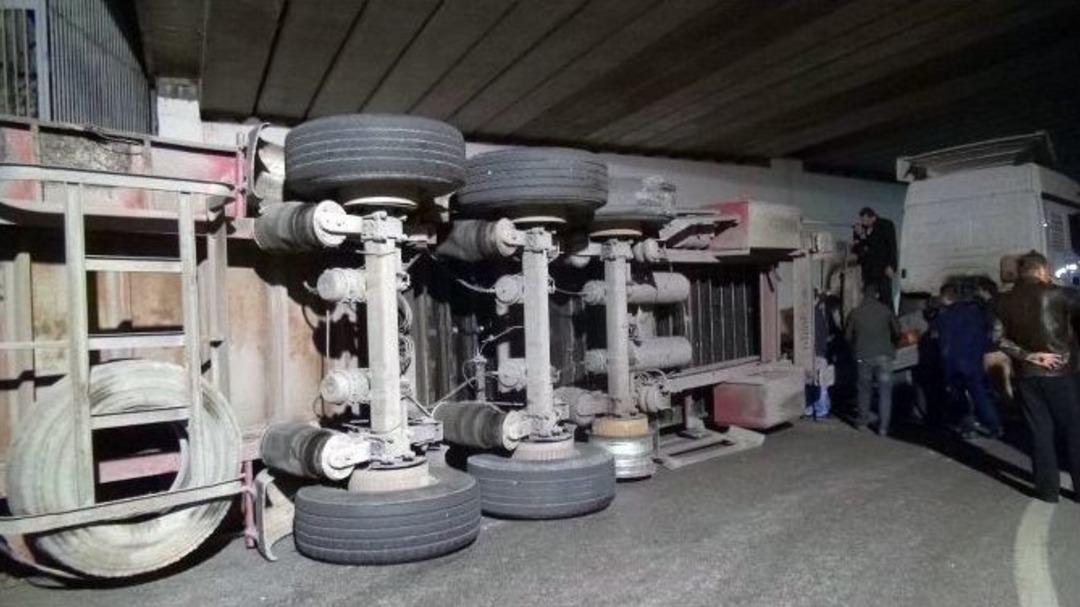 K&ouml;rfez&rsquo;de Cam Y&uuml;kl&uuml; Tır&rsquo;ın Dorsesi Devrildi