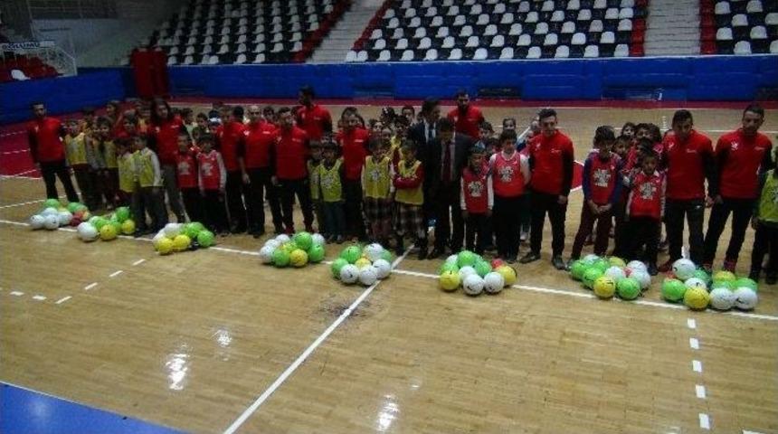 Tff, İnönü Üniversitesi Ve Ülker İşbirliğinde Okullara Spor Malzemesi Yardımı Yapıldı