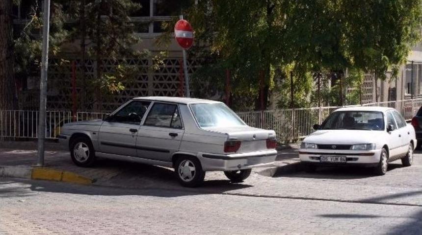 Engelli Rampalarına Park Eden Ara&ccedil;lar, Engellilerin Ulaşımını Engelliyor