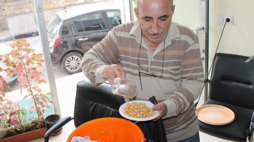 22 Yıldır Kaynamış Nohut Satarak Ge&ccedil;imini Sağlıyor