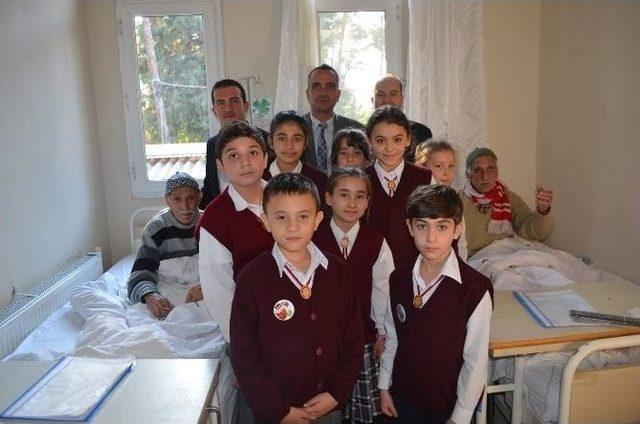 &Ouml;ğrencilerden Yaşlı Hastalara Ziyaret 1
