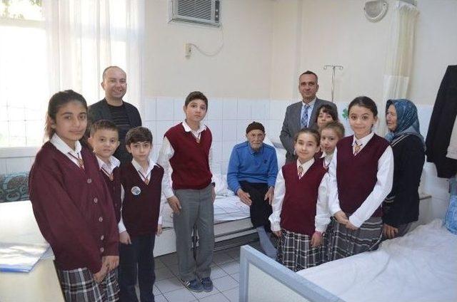 &Ouml;ğrencilerden Yaşlı Hastalara Ziyaret 2