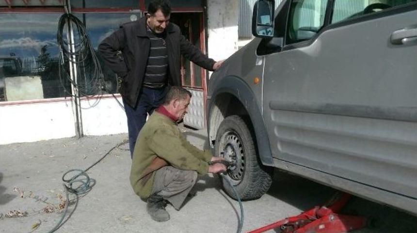 Adilcevaz&rsquo;da Ara&ccedil; Sahipleri Lastik&ccedil;ilere Akın Etti