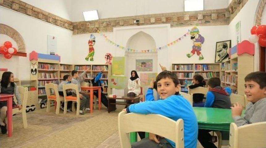 Cam, Okurlarıyla Buluştu