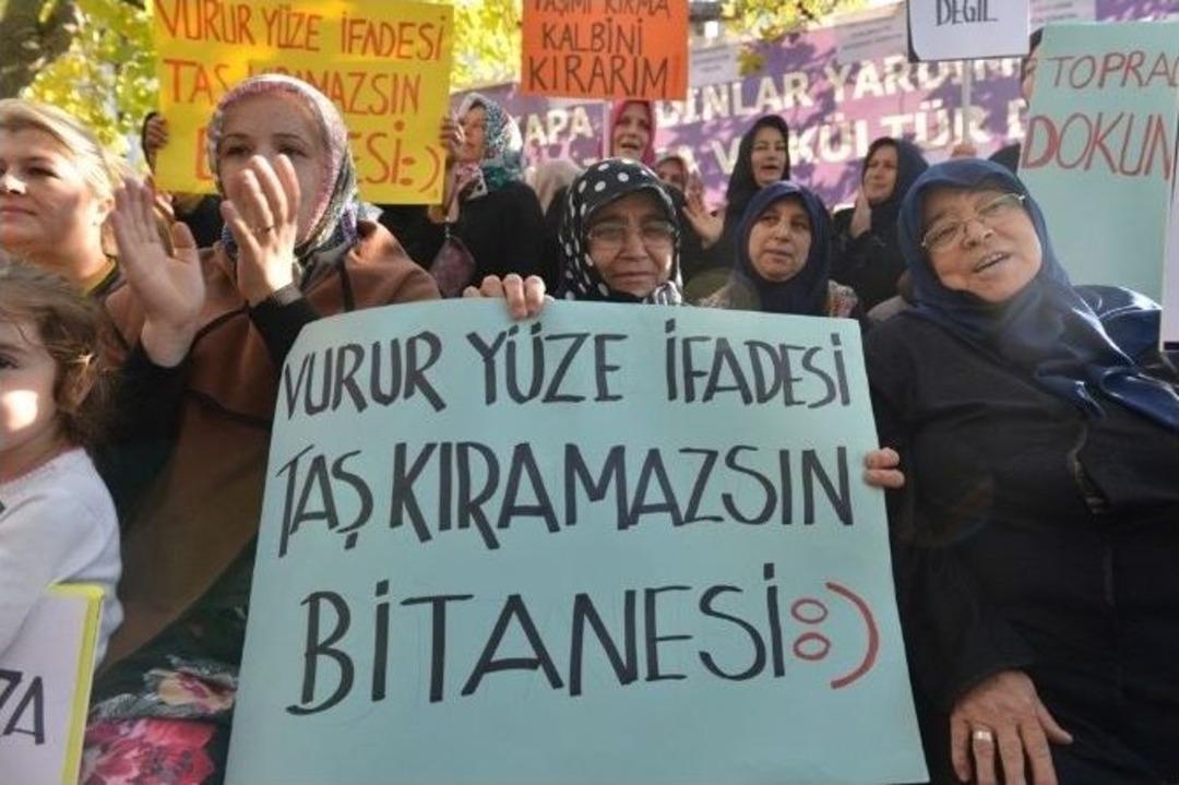Bursa&rsquo;da K&ouml;yl&uuml; Kadınların Maden Zaferi: "vurur Y&uuml;ze İfadesi Taş Kıramazsın Bi Tanesi"