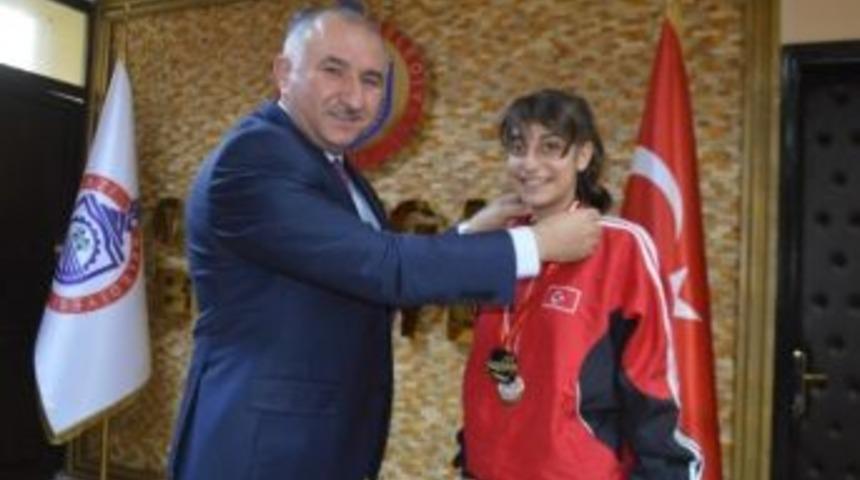 D&uuml;nya Şampiyonundan &Ccedil;ağlayan&rsquo;a Ziyaret