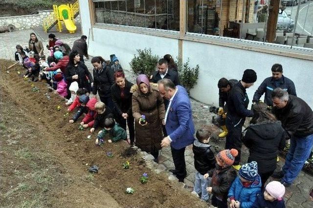 Bisiklet Yolu, Minik Ellerle Yeşeriyor