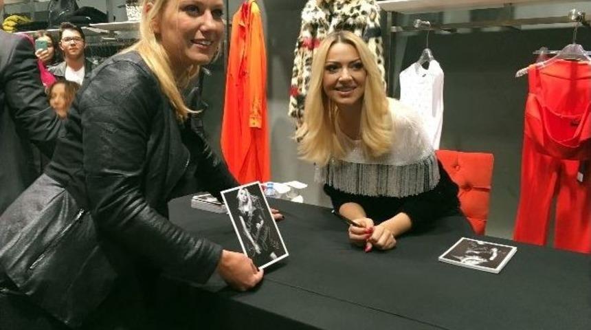 Hadise İzmir&rsquo;de Moda Tutkunlarıyla Buluştu