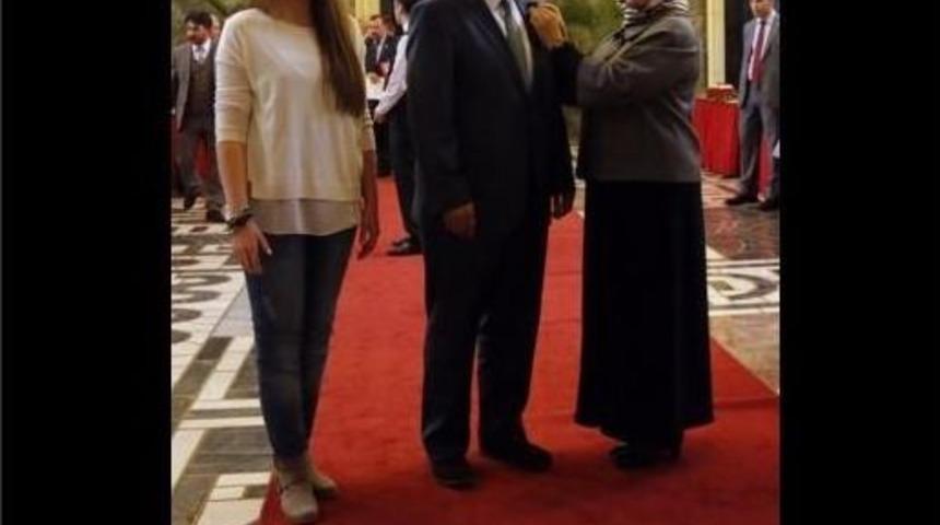 Tbmm&rsquo;ye Kaydını Yaptıran Mehmet &Ouml;zhaseki&rsquo;nin Rozetini Eşi Neşe &Ouml;zhaseki Taktı