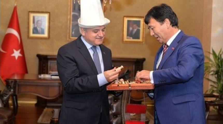 Kırgızistan&rsquo;ın Ankara B&uuml;y&uuml;kel&ccedil;isi Dzhunusov, Vali &Ccedil;akacak&rsquo;ı Ziyaret Etti
