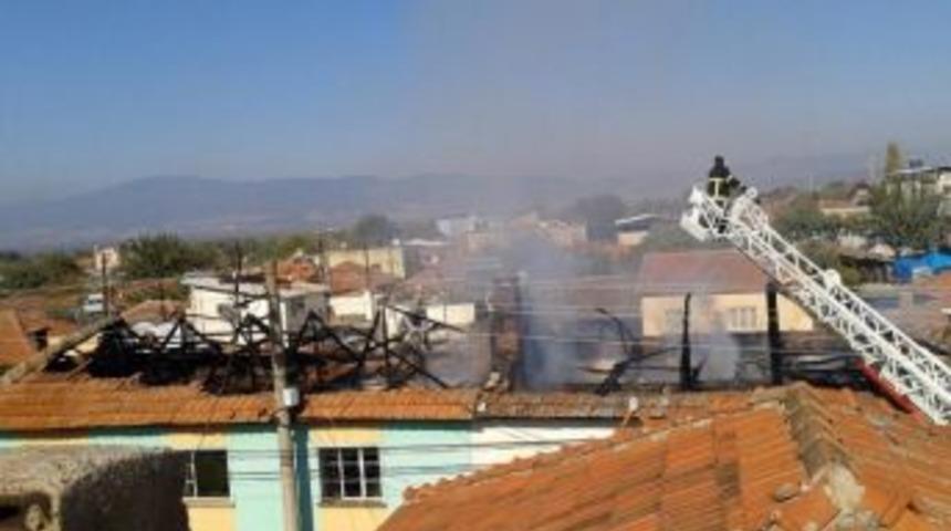 Manisa&rsquo;da Yangında &Uuml;&ccedil; Ev K&uuml;l Oldu