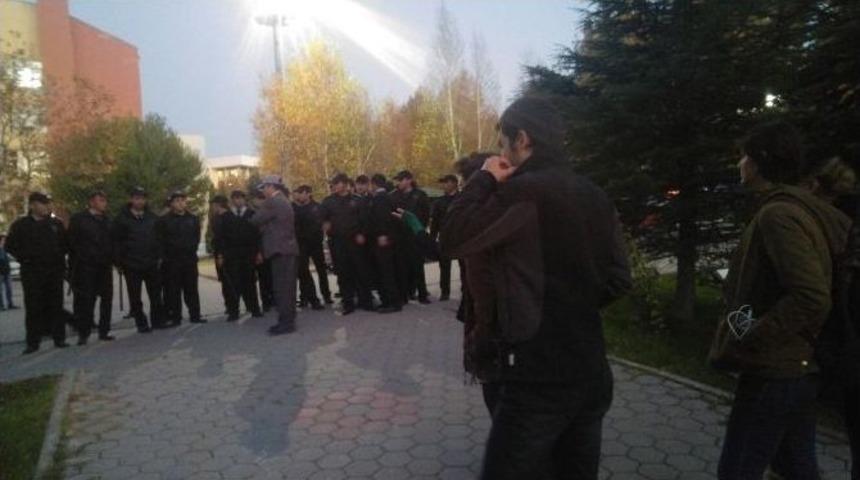 Karşıt G&ouml;r&uuml;şl&uuml; &Ouml;ğrenciler Arasında Kavga: 8 Yaralı, 11 G&ouml;zaltı