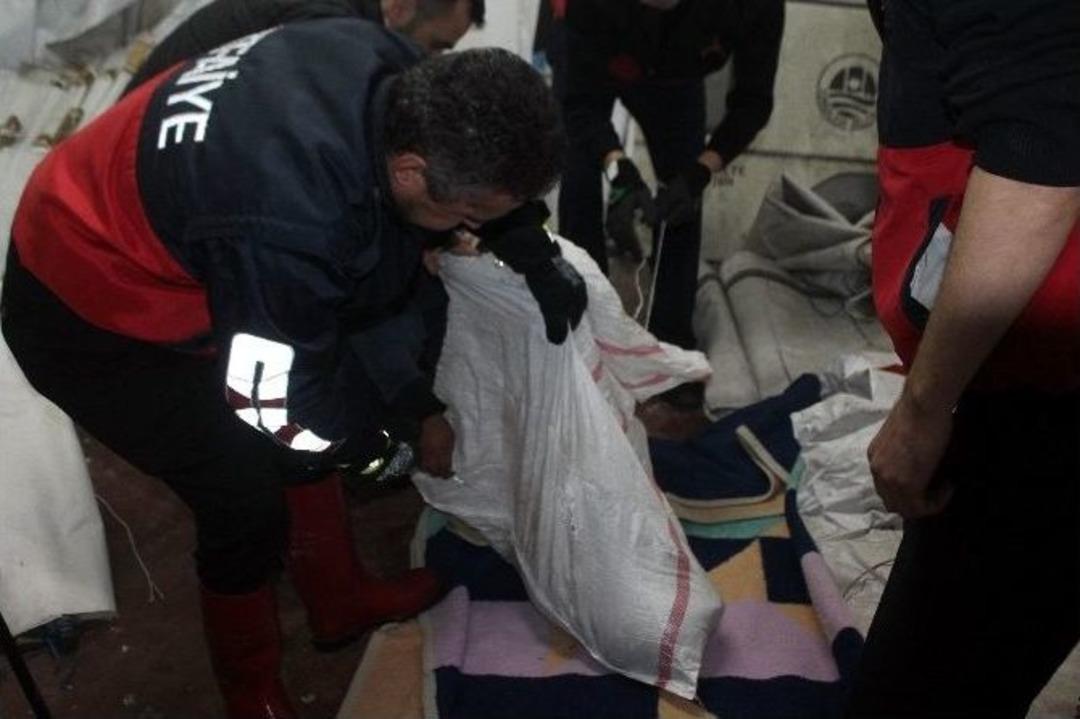 Otomobilin Tamponunda Sıkışan &Ccedil;akalı İtfaiye Kurtardı