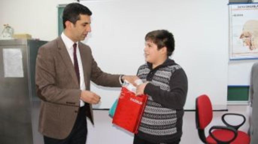 &Ccedil;emişgezek Kaymakamlığı&rsquo;ndan &Ouml;ğrencilere Kitap Desteği