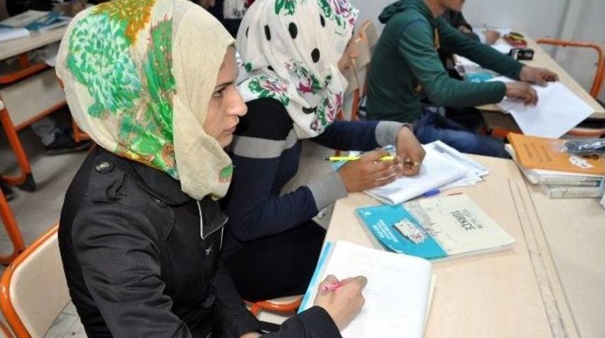 Suriyeli &Ouml;ğrenciler T&uuml;rk&ccedil;e &Ouml;ğrenip &Uuml;niversite Okumak İstiyor