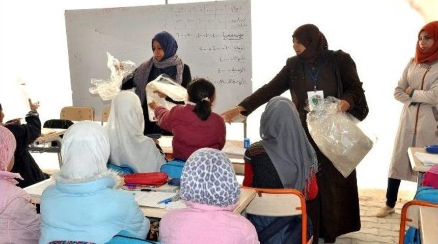 &Ccedil;adır Kentte Kız &Ouml;ğrencilere Kışlık Eşarp Dağıtıldı