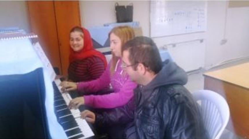 Engelli Bireyler Piyano &Ouml;ğreniyor