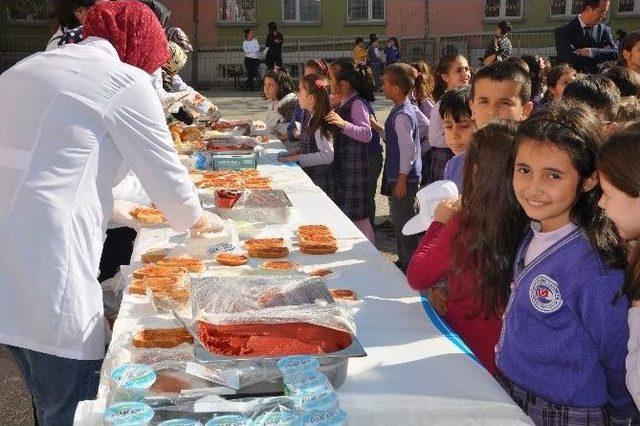 Belediyeden Öğrencilere Salçalı Ekmek