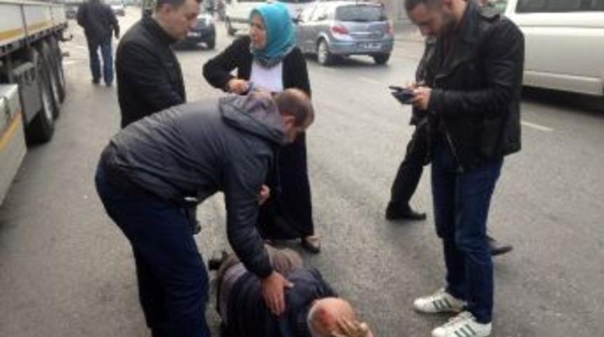 (&ouml;zel Haber) Yaşlı Adamın Aracın &Ccedil;apması Sonucu Metrelerce Havaya Fırladığı Kaza G&uuml;venlik Kamerasında