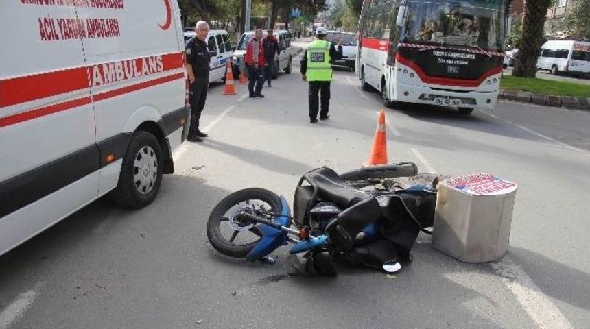 Motosikletli Kurye Yayaya &Ccedil;arptı: 2 Yaralı