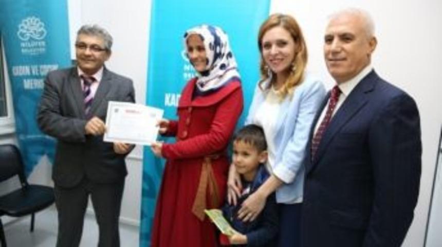 İngilizce &Ouml;ğrenen Kadınlar Sertifikalarını Aldı