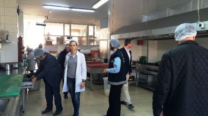 İzmit&rsquo;te 5 Yıldır Cenaze Evlerine Yemek G&ouml;nderiliyor