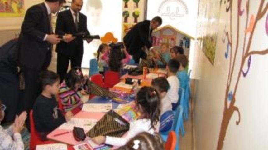 Kur&rsquo;an Kursu &Ouml;ğrencilerine Hediye Dağıttılar