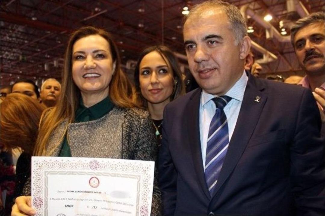 Ak Parti Genel Başkan Yardımcısı N&uuml;khet Hotar, Mazbatasını Annesiyle Aldı