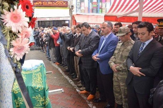 Borçka’daki Heyelanda Hayatını Kaybedenler Toprağa Verildi