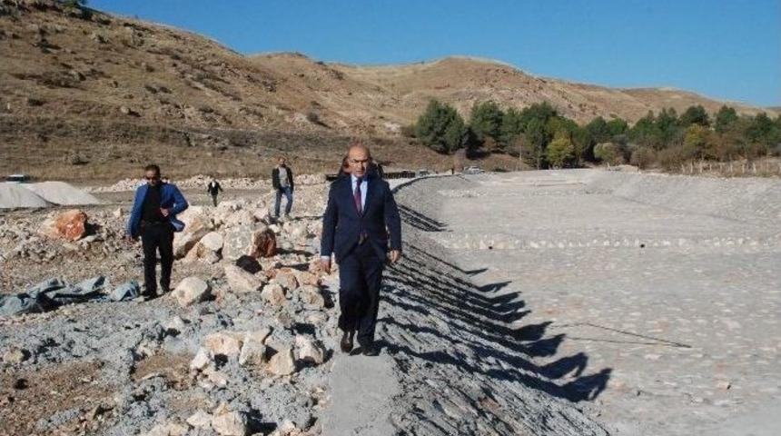 Vali Demirtaş, Beşpınar&rsquo;da Yapımı Devam Eden Trapez Kanalları İnceledi