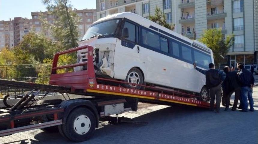 Besni İl&ccedil;esinde Yolcu Minib&uuml;s&uuml; İle Otomobil &Ccedil;arpıştı: 8 Yaralı