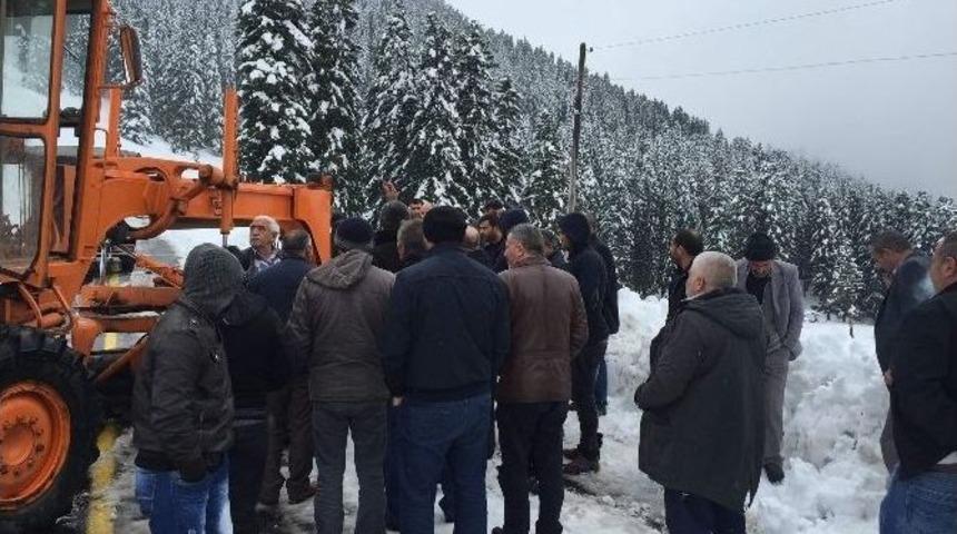 Kar Yağışı Y&uuml;z&uuml;nden Ulaşıma Kapanan Yolda Mahsur Kalan S&uuml;r&uuml;c&uuml;ler Yolu A&ccedil;maya &Ccedil;alışan G&ouml;revlilerle Tartıştı