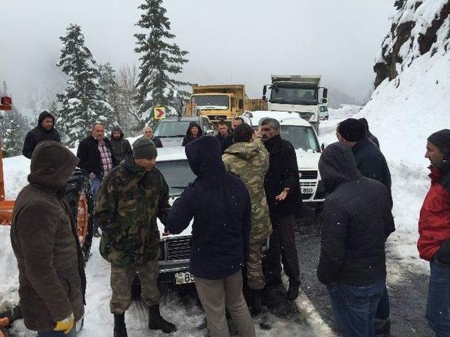 Kar Yağışı Yüzünden Ulaşıma Kapanan Yolda Mahsur Kalan Sürücüler Yolu Açmaya Çalışan Görevlilerle Tartıştı