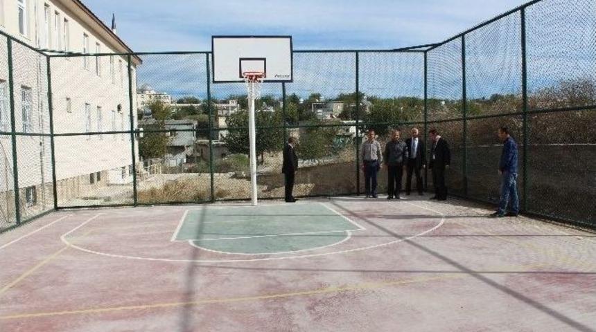 Samsat&rsquo;ta &Uuml;&ccedil; Okula Spor Sahası Yaptırıldı