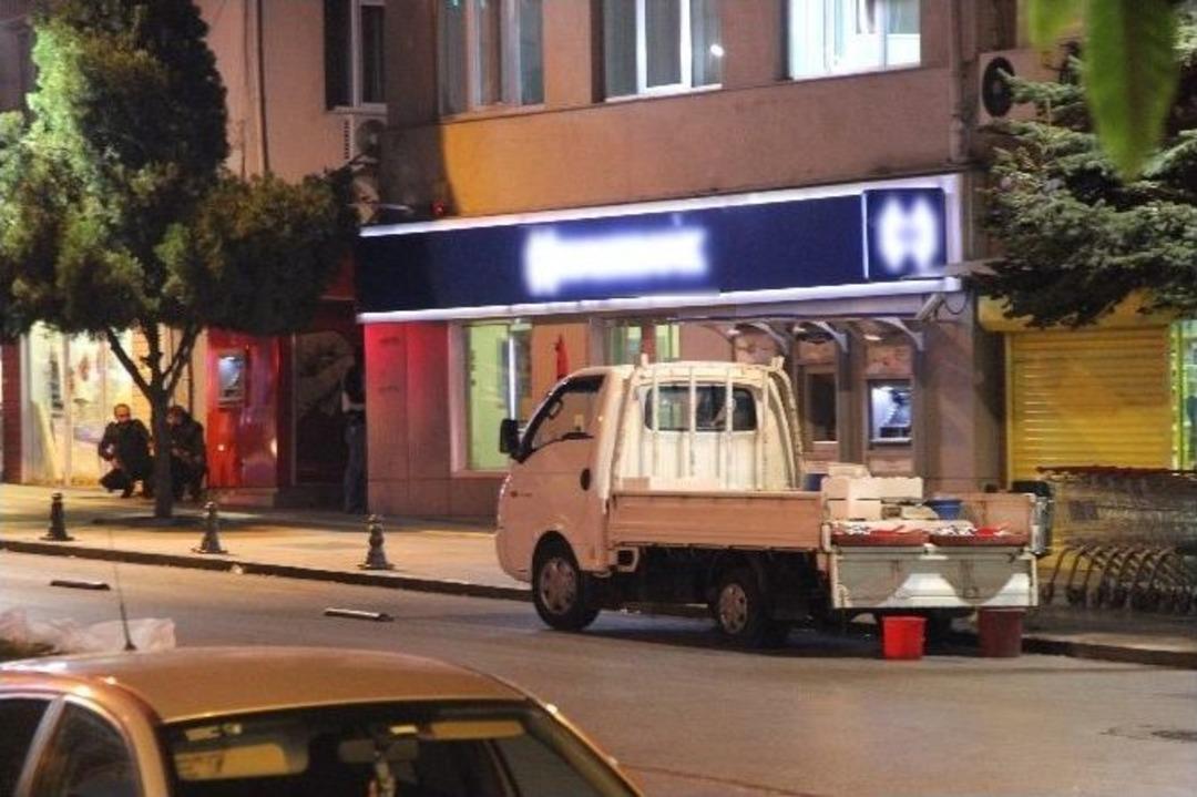 &Ccedil;arşaflı 2 Kişi Banka &Ccedil;alışanlarını Rehin Aldı