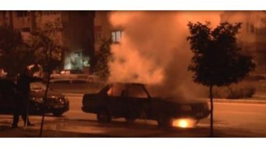 İzmir&rsquo;de Park Halindeki Araba Alev Alev Yandı