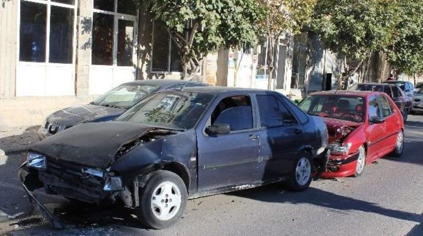 &Uuml;&ccedil; Ara&ccedil; Birbirine Girdi