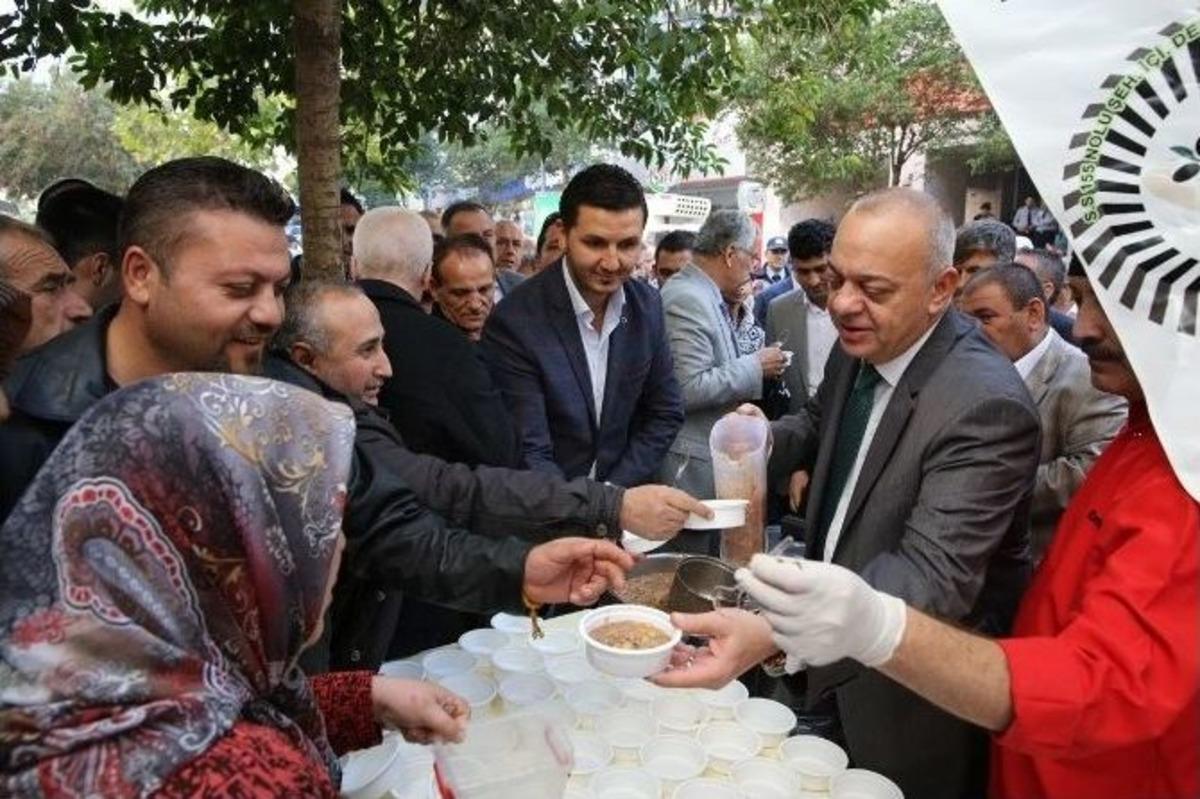 Başkan Erg&uuml;n, Esnafı Gezdi Aşure Dağıttı