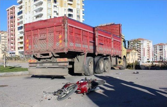 Malatya’da Motosiklet Kamyonun Altına Girdi: 1 Ölü