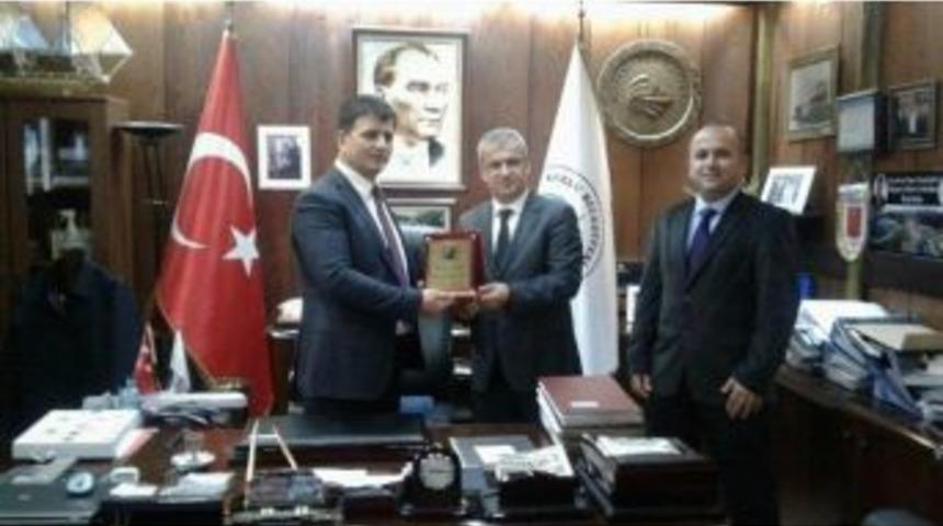 Şahin&rsquo;e Asfalt İ&ccedil;in Teşekk&uuml;r Plaketi