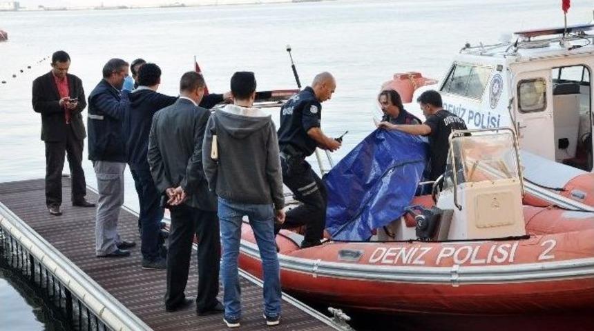 İzmir&rsquo;de Denizden Bir Erkek Cesedi &Ccedil;ıkarıldı