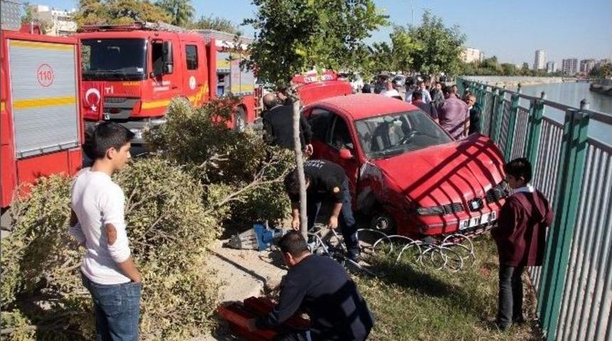 Aydınlatma Direğini Ve Ağa&ccedil;ları Devirdi, Korkuluğa &Ccedil;arparak Durabildi