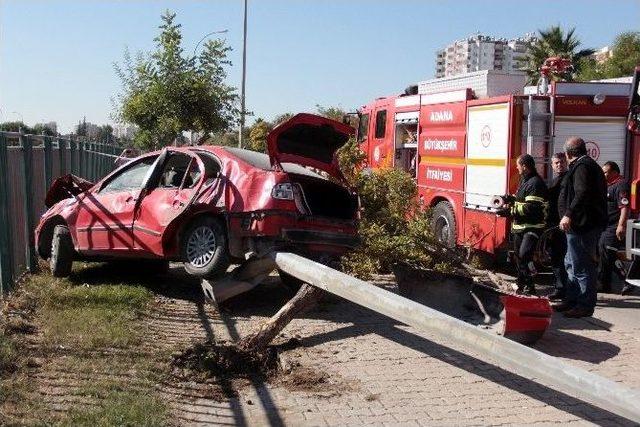 Aydınlatma Direğini Ve Ağaçları Devirdi, Korkuluğa Çarparak Durabildi