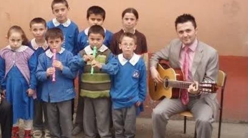 Karab&uuml;k&rsquo;&uuml;n Fedekar &Ouml;ğretmeni Adem Karakavuz Se&ccedil;ildi