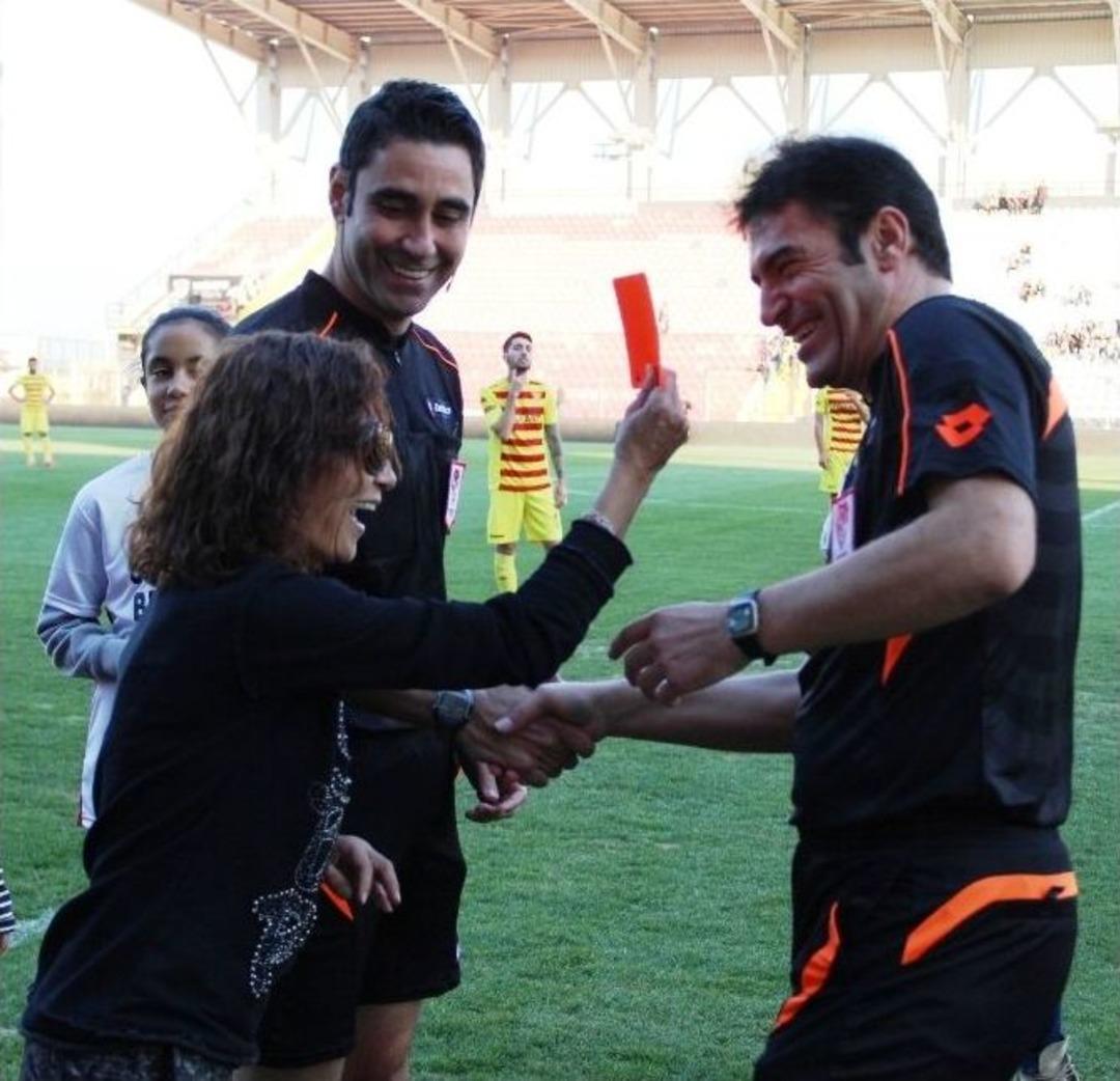 Hakem Yunus Yıldırım J&uuml;bilesini Yaptı