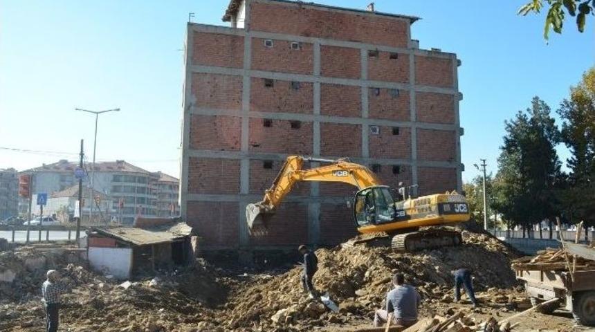 Orhan Acar Binasının Yıkım &Ccedil;alışmaları Başladı