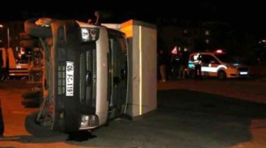 Başkent&rsquo;te Kaza Yapan Kamyonet Devrildi